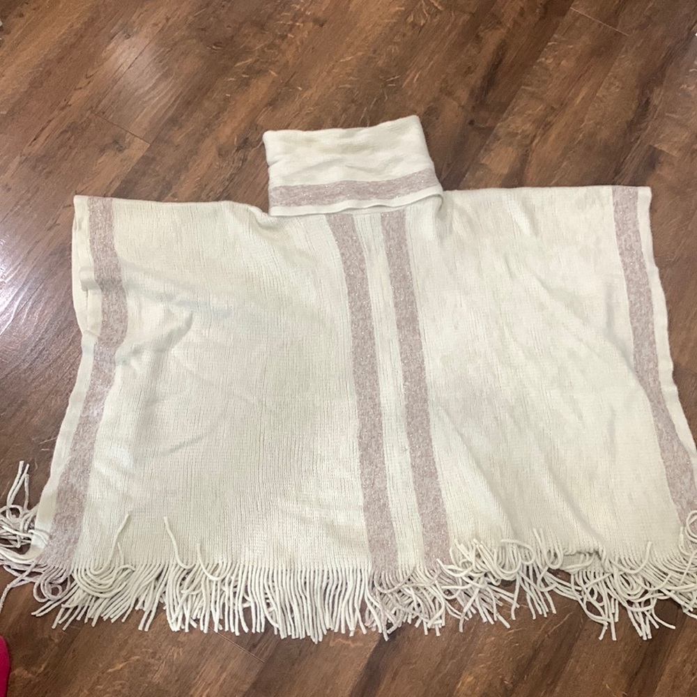 NWT Beautiful Cozy Turtleneck Poncho w/fringe bottom